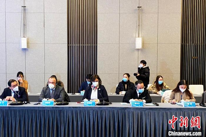 意大利驻沪总领事安缇雅(左三)表示,得益于马可·波罗纪念馆,意中两国之间会有更多文化和科研合作活动。 崔佳明 摄 意大利驻沪总领事安缇雅(左三)表示,得益于马可·波罗纪念馆,意中两国之间会有更多文化和科研合作活动。 崔佳明 摄