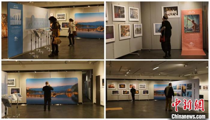 图为德国观众欣赏“美好栖居-诗画浙江多维影像展”。 柏林中国文化中心供图。 图为德国观众欣赏“美好栖居-诗画浙江多维影像展”。 柏林中国文化中心供图。