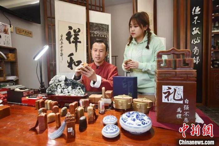 孔府印阁篆刻师孔令佳在做直播 曲阜市委宣传部供图 孔府印阁篆刻师孔令佳在做直播 曲阜市委宣传部供图