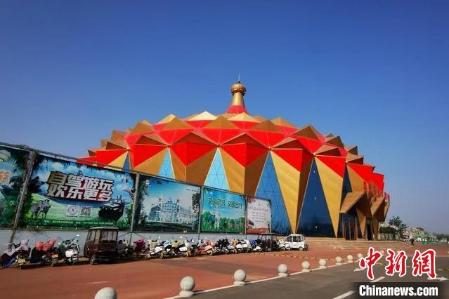 图为2023年中国杂技春晚录制现场外景。 杜欣 摄 图为2023年中国杂技春晚录制现场外景。 杜欣 摄