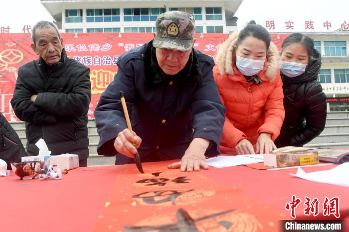书法家挥毫泼墨送祝福。 廖光福 摄 书法家挥毫泼墨送祝福。 廖光福 摄