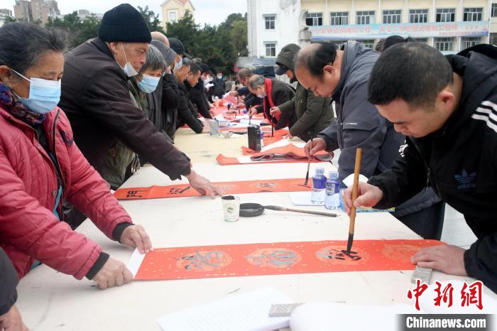 书法家挥毫泼墨送祝福。 廖光福 摄 书法家挥毫泼墨送祝福。 廖光福 摄