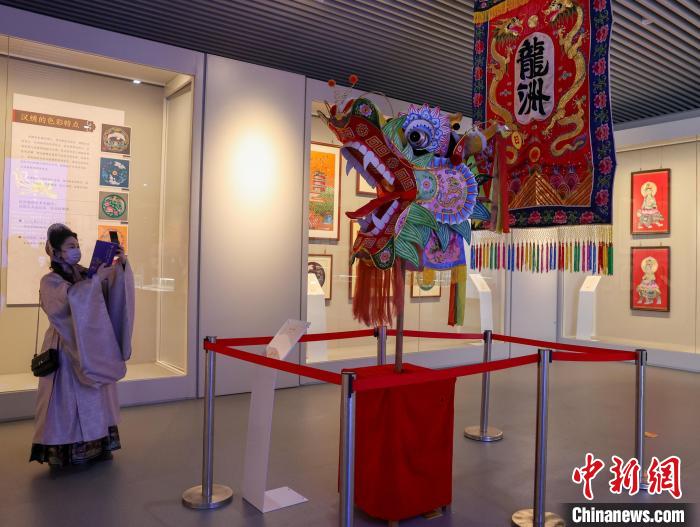 图为“薪火相传 绣韵流芳——汉绣保护成果展”吸引市民观看 张畅 摄