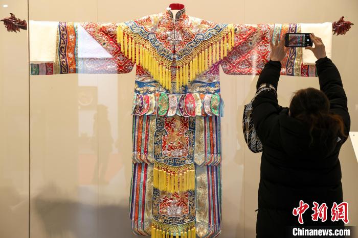 图为“薪火相传 绣韵流芳——汉绣保护成果展”展出汉绣服饰 张畅 摄