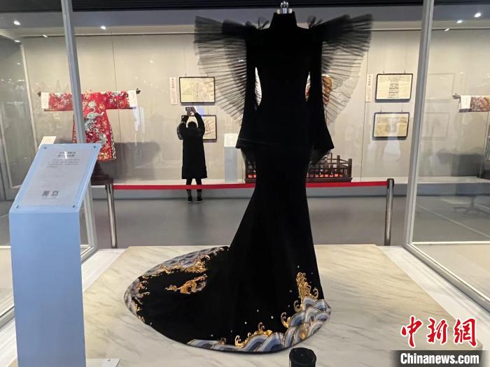 图为融入汉绣元素的高定服装 武一力 摄
