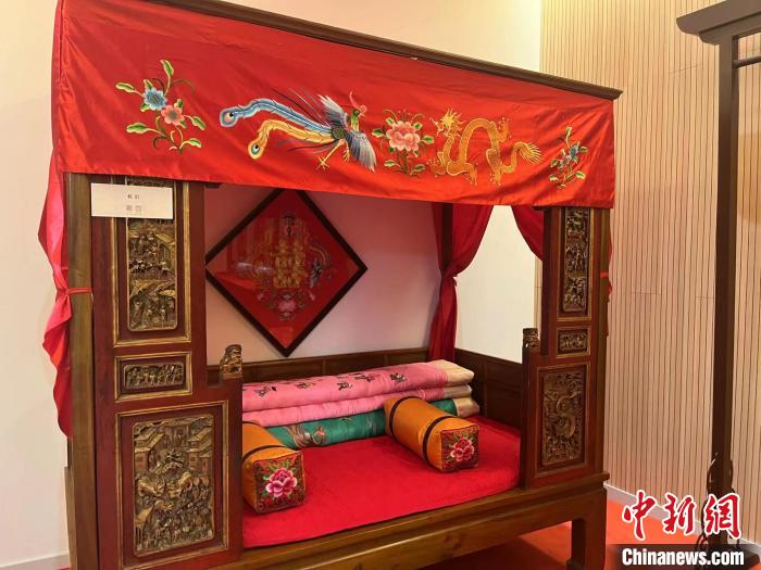 图为融入汉绣元素的床 武一力 摄
