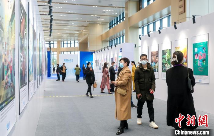 海峡两岸优秀影视剧海报作品展现场。 钟欣 摄 海峡两岸优秀影视剧海报作品展现场。 钟欣 摄