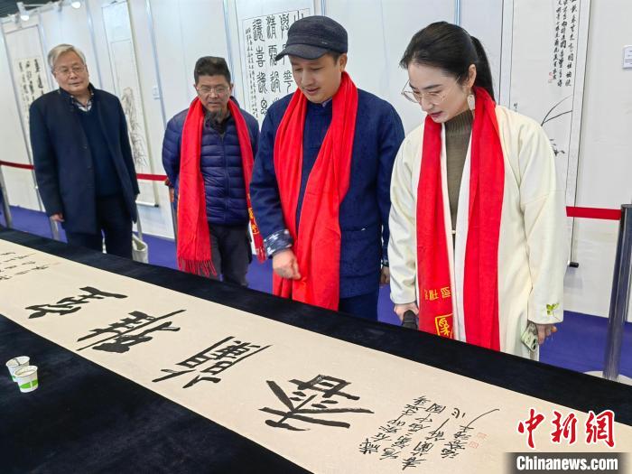 “兰花百咏”书画印展现场。 徐盈盈 摄 “兰花百咏”书画印展现场。 徐盈盈 摄