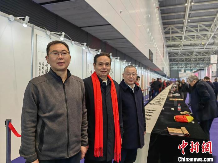 “兰花百咏”书画印展现场。 徐盈盈 摄 “兰花百咏”书画印展现场。 徐盈盈 摄