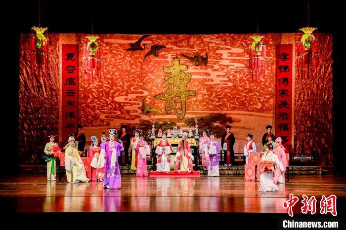 越剧《五女拜寿》 主办方供图 越剧《五女拜寿》 主办方供图