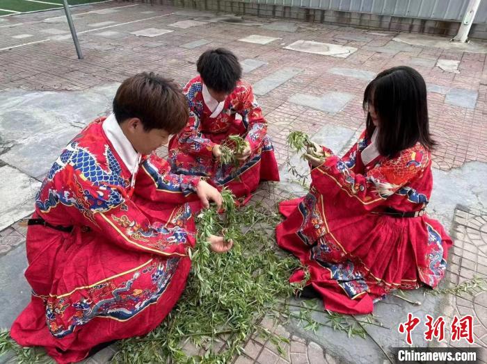 百廿学府山西大学学子“清明射柳”弘扬中华传统射艺文化