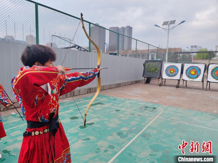 山西大学射艺传承基地射箭场,学生开弓射箭。 郭芃成 摄 山西大学射艺传承基地射箭场,学生开弓射箭。 郭芃成 摄