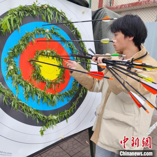 射柳是中国古代特有的练习射箭技巧的一种游戏,也是中国清明节的古老习俗之一。 郭芃成 摄 射柳是中国古代特有的练习射箭技巧的一种游戏,也是中国清明节的古老习俗之一。 郭芃成 摄