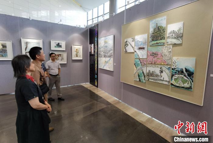 图为观众参观《邂逅八千里——中德艺术交流展》。 杨陈 摄 图为观众参观《邂逅八千里——中德艺术交流展》。 杨陈 摄