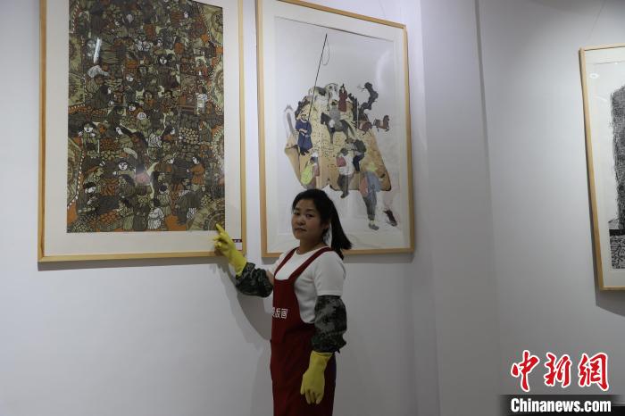 图为王秀春和入选第十三届全国美术作品《质变》。　张林虎 摄