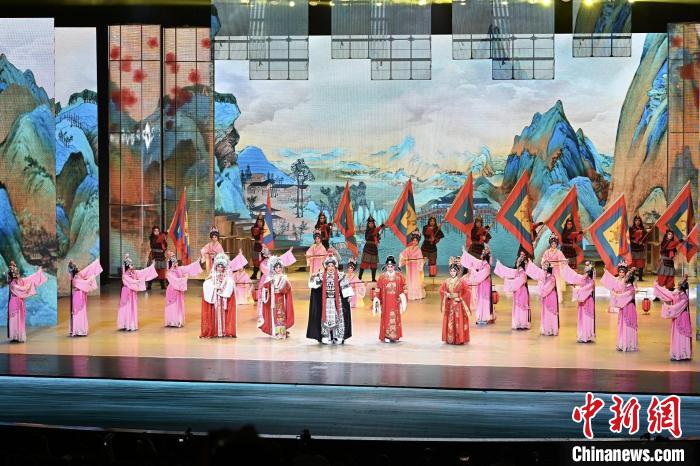 多位往届梅花表演奖获奖艺术家参与颁奖典礼的演出 陈骥旻 摄 多位往届梅花表演奖获奖艺术家参与颁奖典礼的演出 陈骥旻 摄