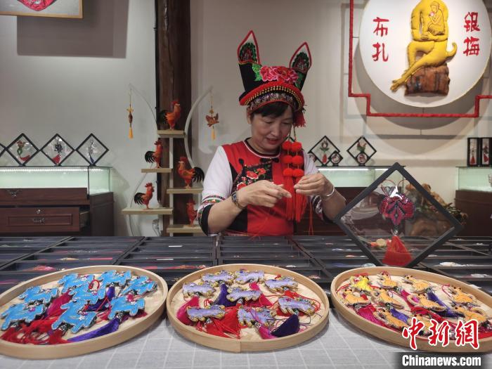 图为布扎云南省级非遗传承人杨银梅制作饰品。 黄兴鸿 摄 图为布扎云南省级非遗传承人杨银梅制作饰品。 黄兴鸿 摄