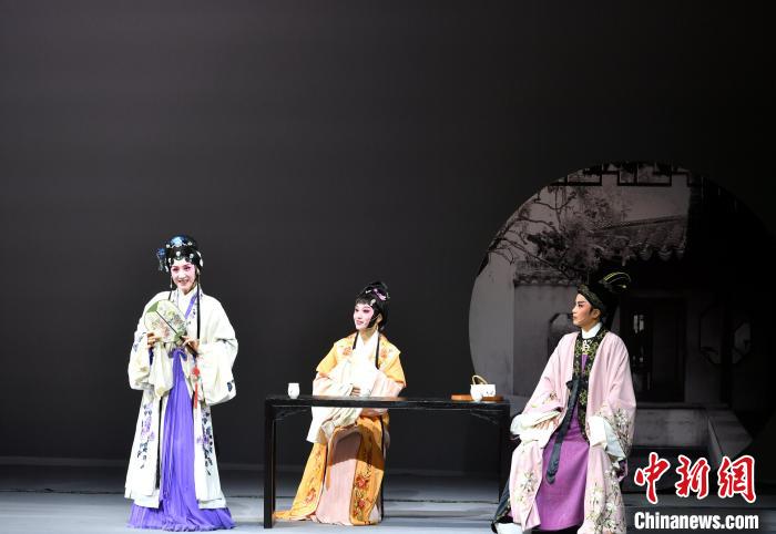 图为演出现场。　吕明 摄