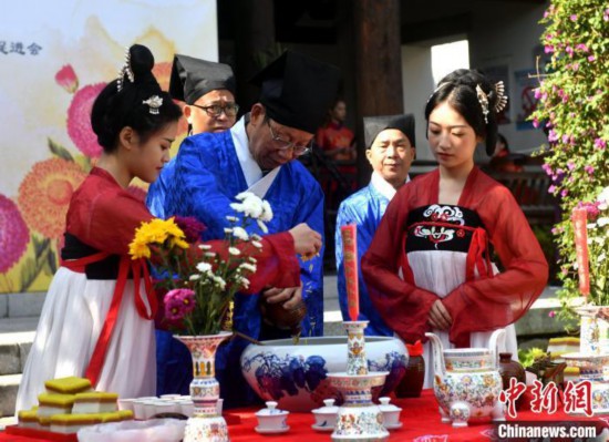 资料图：图为传统重阳祭酒仪式。 吕明 摄