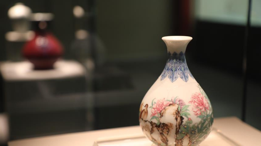 珐琅彩玉壶春瓶：乾隆皇帝甄选 成就举世孤品
