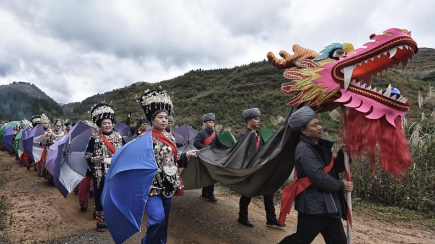 贵州松桃：苗族同胞“接龙”祈福