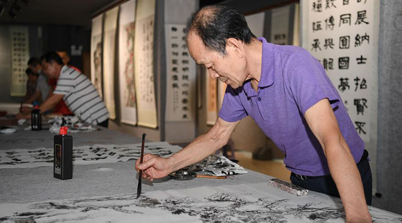建设活动场所 丰富群众文化生活