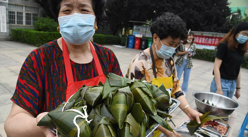 邻里传爱心 民俗迎端午