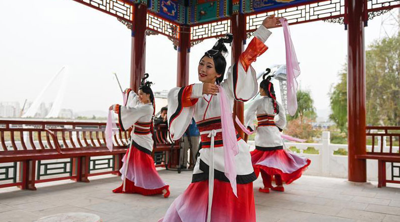 北京：首钢园里的“环境舞蹈”展演