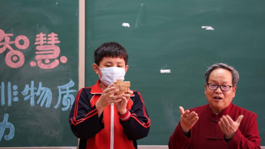 河北沙河：小小孔明锁 传承大智慧