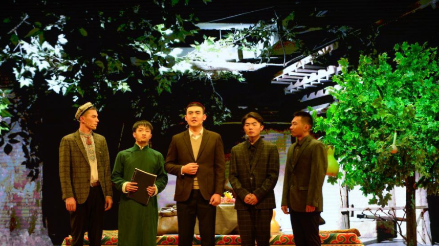 新疆大学生原创话剧《共产党人在新疆》公演