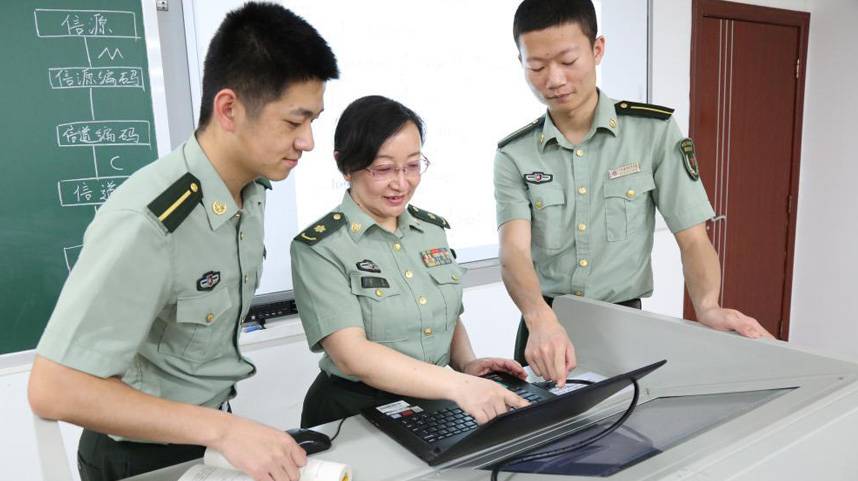 聚智强军育英才——记国防科技大学电子科学学院教授雷菁