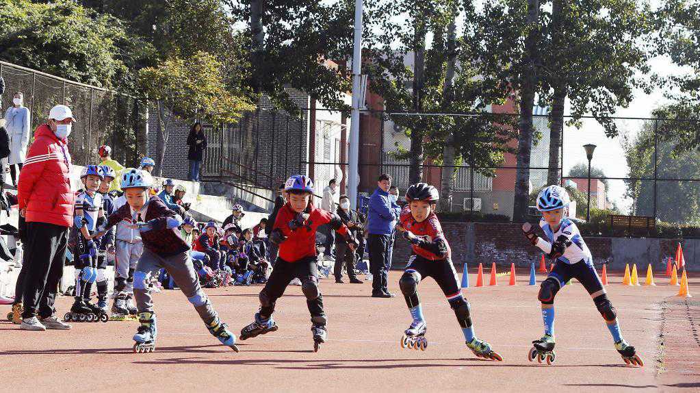 北京举行中小学生轮滑、旱地冰球比赛