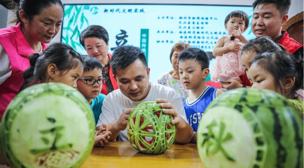 多彩民俗迎立秋