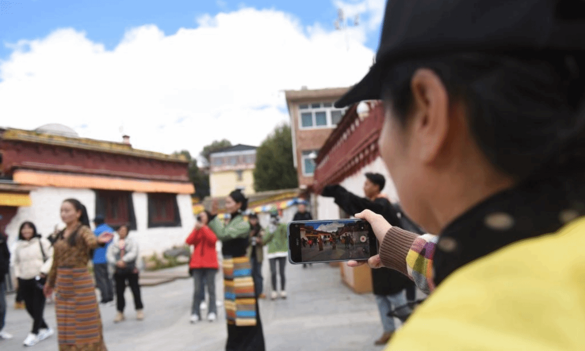 四川理塘：传承藏地文化 发展民俗旅游
