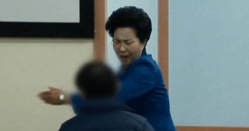 新冠暴发是因为她入狱？互扇耳光能赎罪？这都有人信……