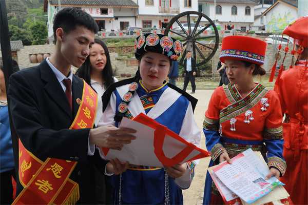 广西梧州：茶香四溢沁人心，反邪宣传进村屯