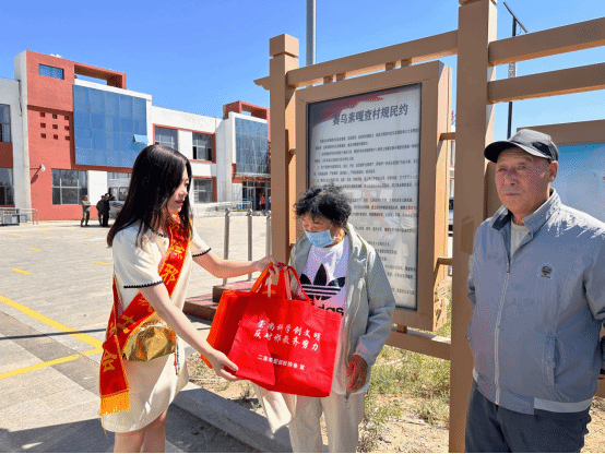 内蒙古二连浩特市：以“党旗领航·乡村振兴”联合党日活动开展反邪教宣传