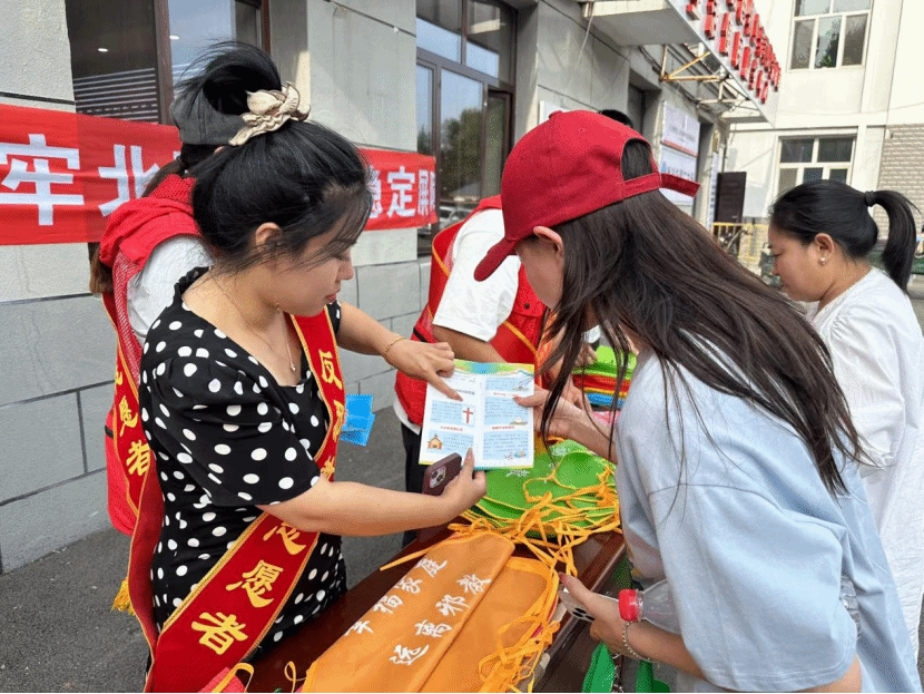 内蒙古乌兰浩特市召开“防范邪教宣传月”启动仪式