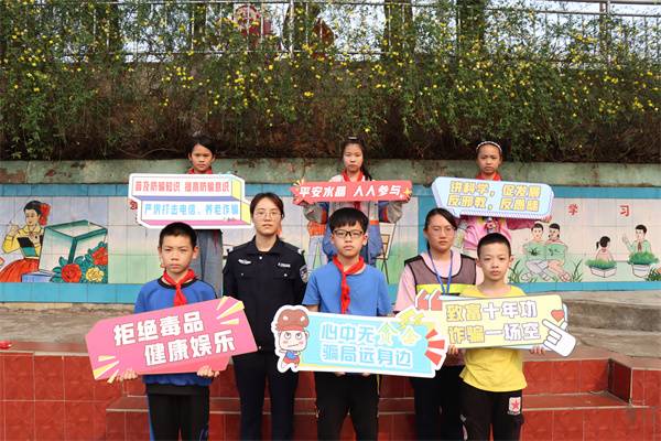 广西象州县水晶乡开展反邪教警示教育宣传“三进”活动