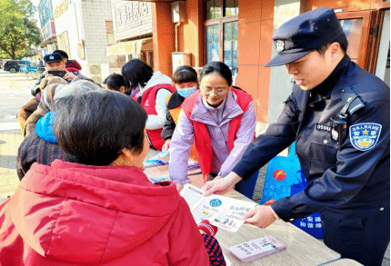 上海市崇明区依托“宪法宣传周”深入开展反邪教宣传教育活动