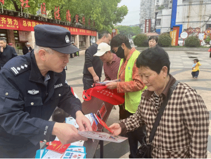 安徽铜陵铜官区反邪教协会结合国家安全日开展反邪教宣传