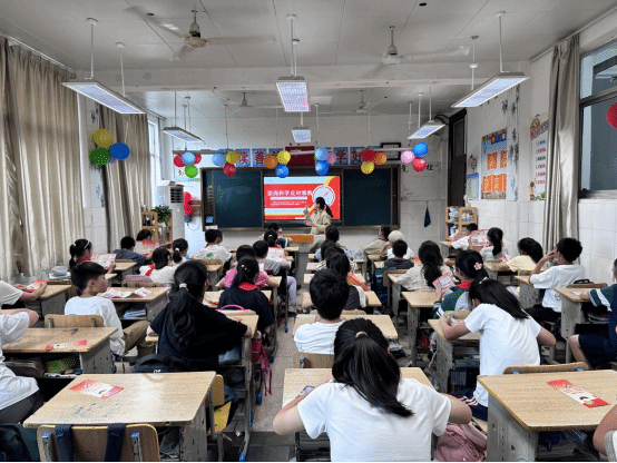 浙江杭州富阳：暑期实践活动——反邪教宣传进教室