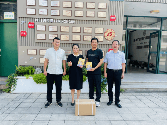 浙江杭州：开学第一天  中小学生获赠青少年反邪教漫画