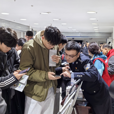 新疆伊宁：共筑反邪防线  守护平安校园