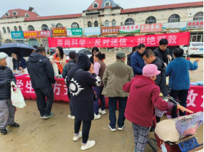 山东青岛：反邪宣传进大集 共筑防邪安全线