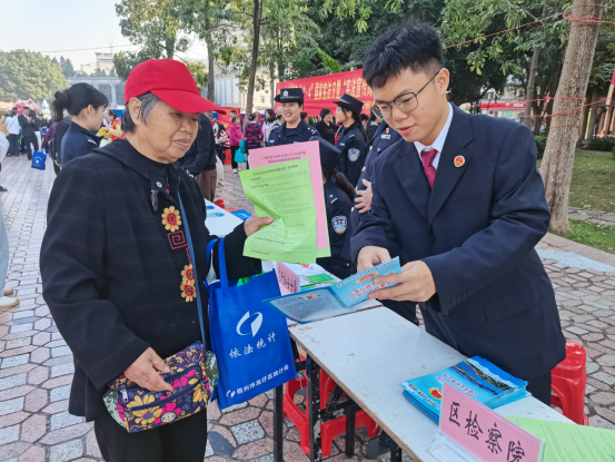 广西梧州市龙圩区检察院结合“12·4”国家宪法日开展反邪教宣传活动