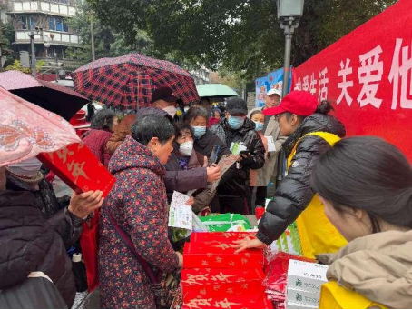 粥香腊八暖心间反邪防线共构建——四川省成都市青羊区在文殊坊开展反邪教宣传活动