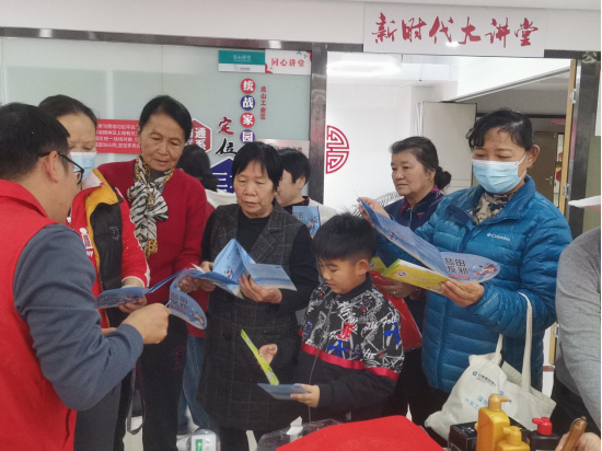 广东盐田：挥毫浓墨送吉祥  反邪宣传暖意浓