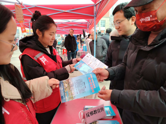 浙江东阳：在“春季招聘会” “摆摊”宣传反邪教