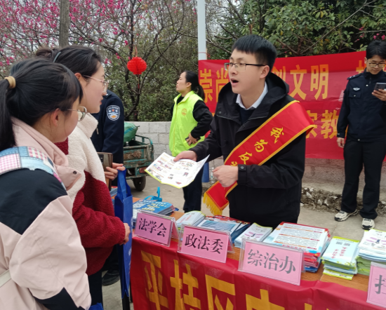 广西贺州：法治春风拂庙会  反邪宣传护平安